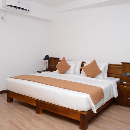 360 Lake View Hotel Kandy Exterior photo